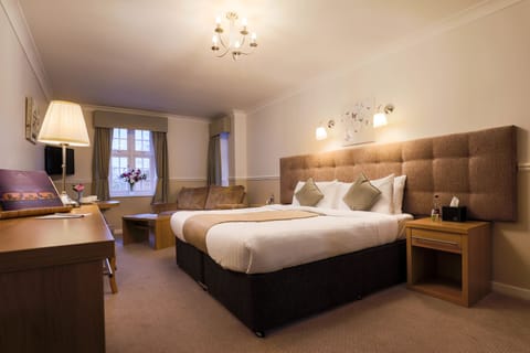 Executive Room, 1 Double Bed, Non Smoking | Desk, blackout drapes, iron/ironing board, cribs/infant beds