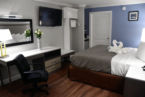 Deluxe Room, 1 King Bed, Non Smoking | Desk, iron/ironing board, free WiFi, bed sheets