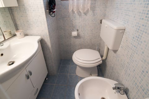 Apartment, 1 Bedroom, Non Smoking | Bathroom | Shower, rainfall showerhead, hair dryer, bidet