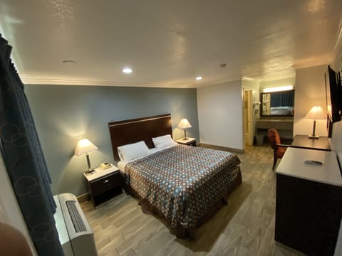 Standard Room, 1 King Bed, Non Smoking | Minibar, in-room safe, desk, iron/ironing board