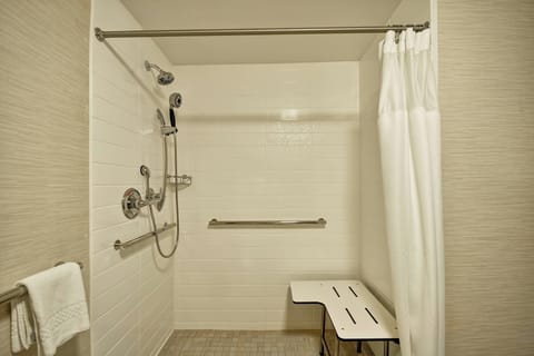 Combined shower/tub, hair dryer, towels