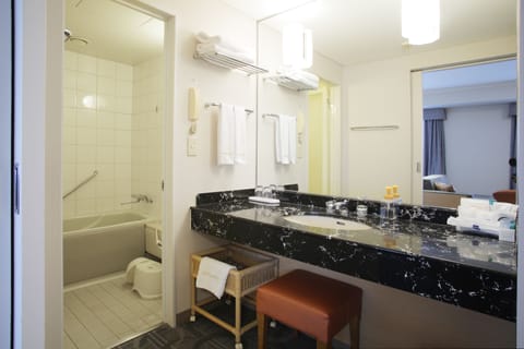 Combined shower/tub, deep soaking tub, free toiletries, hair dryer