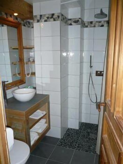 Superior Double Room | Bathroom | Hair dryer, towels