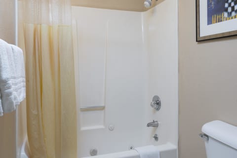 Combined shower/tub, free toiletries, hair dryer, towels