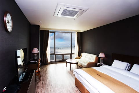 Premium Ocean Double Room | Premium bedding, desk, iron/ironing board, free wired internet