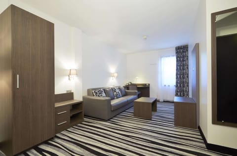 Premium bedding, desk, blackout drapes, soundproofing