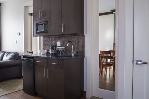 Private kitchenette | Fridge, microwave, coffee/tea maker