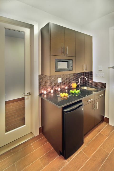 Private kitchen | Fridge, microwave, coffee/tea maker