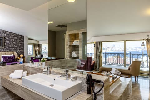 King Suite Room | Bathroom | Combined shower/tub, deep soaking tub, designer toiletries, hair dryer