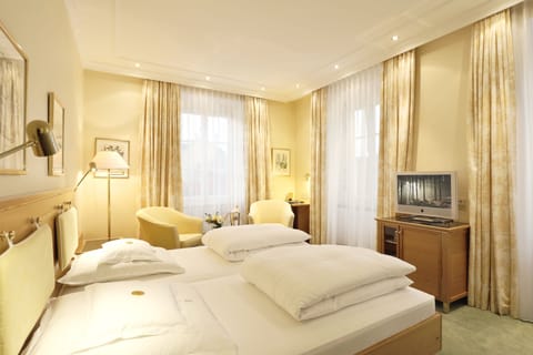 Double Room (street view) | Hypo-allergenic bedding, minibar, in-room safe, desk