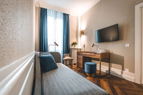 Boutique Double Room Deluxe | Living area | Flat-screen TV