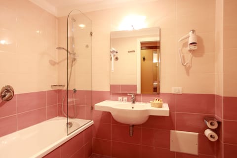 Superior Room, Balcony | Bathroom | Free toiletries, hair dryer, bidet, towels