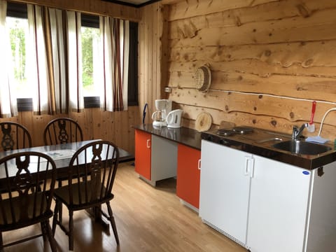 Family Cabin | Private kitchen | Fridge, stovetop, cookware/dishes/utensils