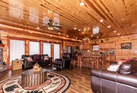 Open Concept Floorplan with Family Room, Dining Room and Kitchen