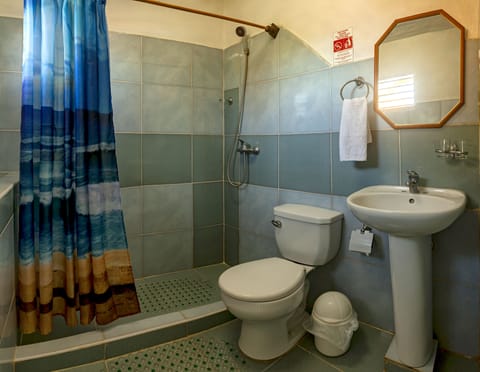 Family Townhome | Bathroom | Shower, free toiletries, bidet, towels