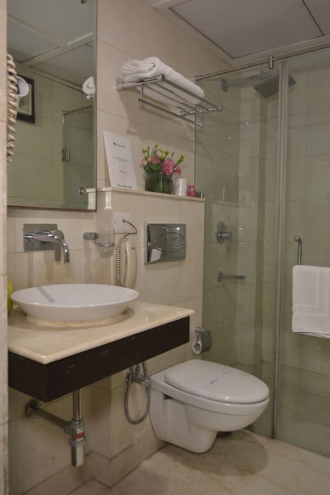 Standard Room, 1 Double Bed | Bathroom | Shower, free toiletries, hair dryer, bathrobes