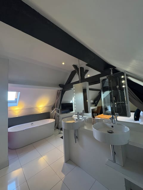 Family Room, 1 Queen Bed, Non Smoking (with Sofabed) | Bathroom | Shower, hair dryer, towels