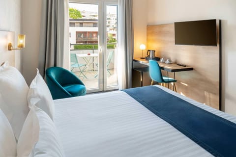 Standard Room, 1 King Bed, Non Smoking, Garden View | Individually decorated, individually furnished, desk, blackout drapes