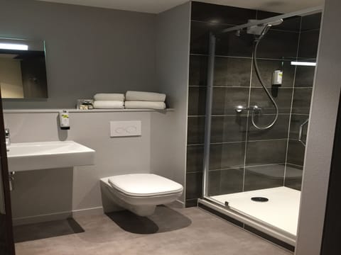 Standard Room | Bathroom | Shower, free toiletries, hair dryer, towels