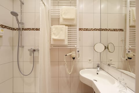 Double Room Halfboard | Bathroom | Shower, free toiletries, hair dryer, towels