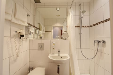 Double Room, Balcony, River View | Bathroom | Shower, free toiletries, hair dryer, towels