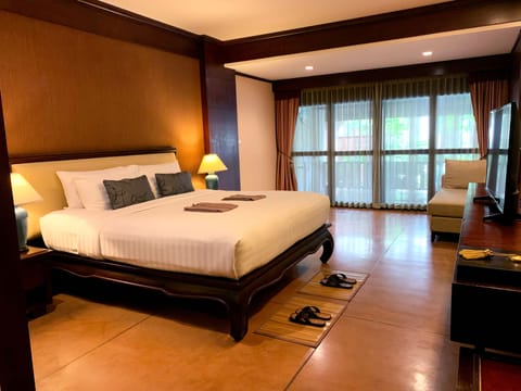 Grand Deluxe Room with Balcony | In-room safe, iron/ironing board, free cribs/infant beds, free WiFi