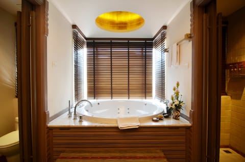 Junior Suite Room with Jacuzzi | Jetted tub