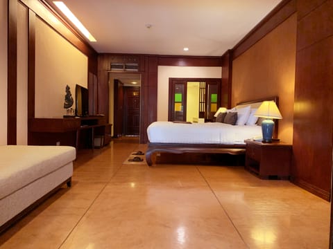 Grand Deluxe Room with Balcony | In-room safe, iron/ironing board, free cribs/infant beds, free WiFi