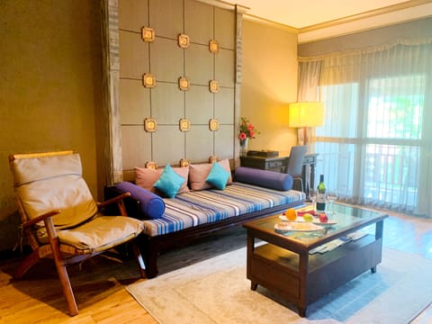 Junior Suite Room with Jacuzzi | Living room | LCD TV
