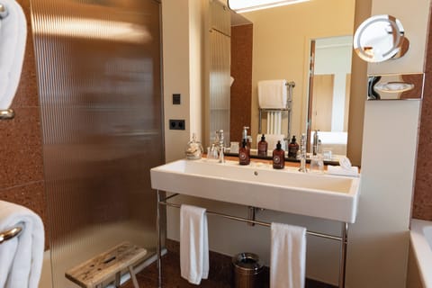 Premium Room (Prestige) | Bathroom | Free toiletries, hair dryer, bathrobes, slippers