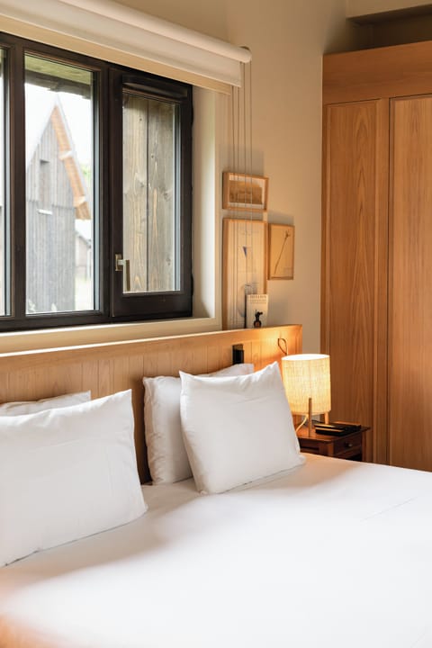 Premium Room (Prestige) | Minibar, individually decorated, individually furnished, desk