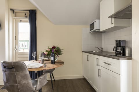 Studio met groot balkon | Private kitchen | Full-size fridge, microwave, stovetop, coffee/tea maker