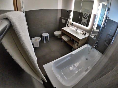 Classic Triple Room | Jetted tub