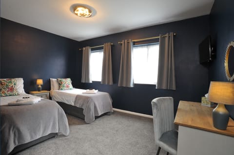 Standard Twin Room | Desk, iron/ironing board, free WiFi, bed sheets