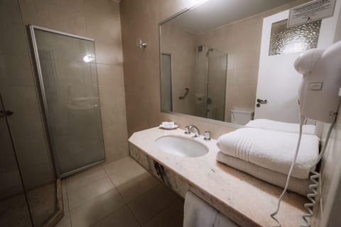 Superior Twin Room | Bathroom | Shower, rainfall showerhead, free toiletries, hair dryer