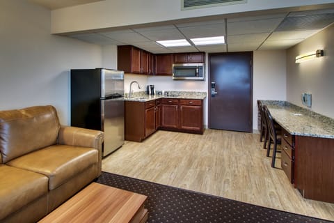 Deluxe Suite, 1 Queen Bed | Private kitchenette | Mini-fridge, microwave