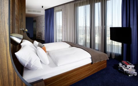 Extra Large | Premium bedding, down comforters, free minibar, in-room safe