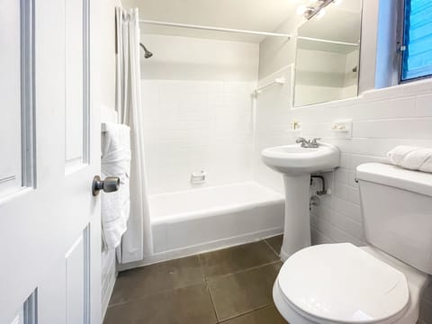 Basic Studio | Bathroom | Free toiletries, hair dryer, towels