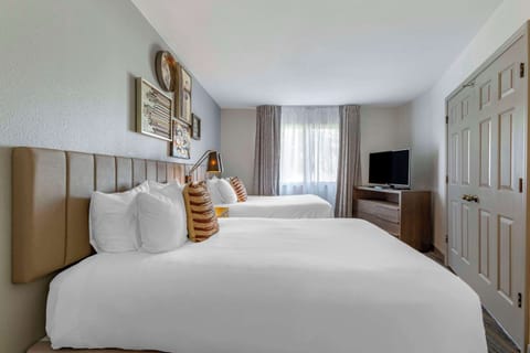 Suite, 2 Double Beds, Sofa, Wet Bar, Non-Smoking | 1 bedroom, premium bedding, pillowtop beds, minibar