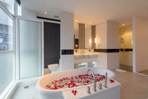 Honeymoon Suite | Bathroom | Shower, hair dryer, towels, soap