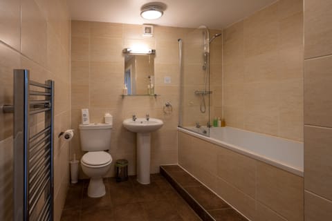 Combined shower/tub, free toiletries, hair dryer, towels