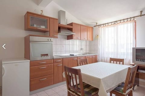 Kitchen with dinng table