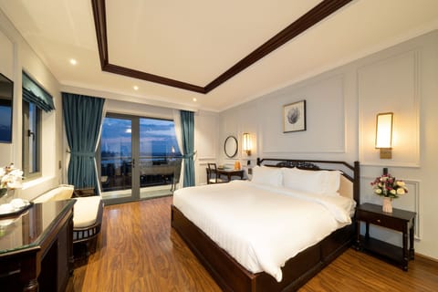 Executive Suite with River View | Memory foam beds, minibar, in-room safe, desk