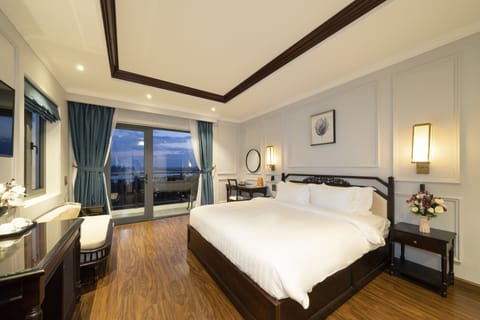 Executive Suite with River View | Memory foam beds, minibar, in-room safe, desk