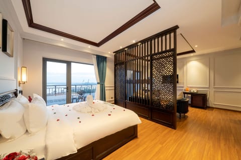 Honeymoon Suite River View with Balcony and Bathtub | Memory foam beds, minibar, in-room safe, desk