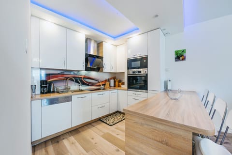 Apartment (25) | Private kitchen | Fridge, stovetop, electric kettle, toaster