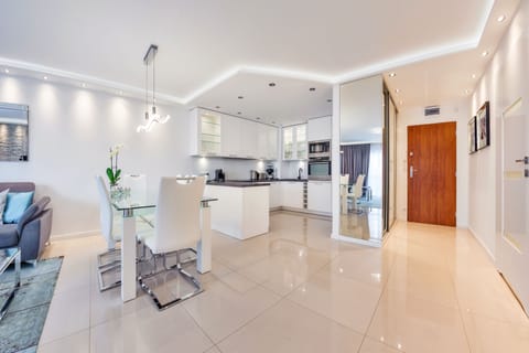 Apartment (21, Rezydencja Victoria) | Private kitchen | Fridge, stovetop, electric kettle, toaster