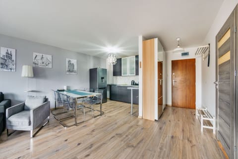 Apartment (24) | Private kitchen | Fridge, stovetop, electric kettle, toaster