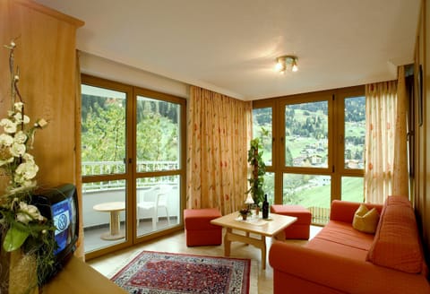 Comfort Suite | Living room | Flat-screen TV