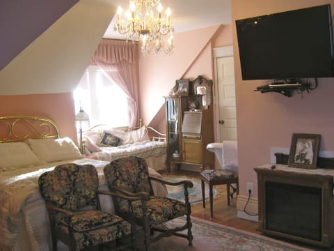 Victorian Jacuzzi Suite | Individually decorated, individually furnished, free WiFi, bed sheets